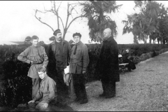 Сергей Есенин, Николай Стор, Михаил Тарасенко, Лев Повицкий, Николай Вержбицкий на Приморском бульваре. Батум, декабрь 1924 г