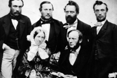Семья Сименсов стоят слева направо: стоят - Карл, Вальтер, Вернер, Отто, сидят - Вильям и его жена Анна.