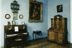 Гостинная дома Смирновых. Пианино, на котором играли П.Чайковский и А.Рубинштейн