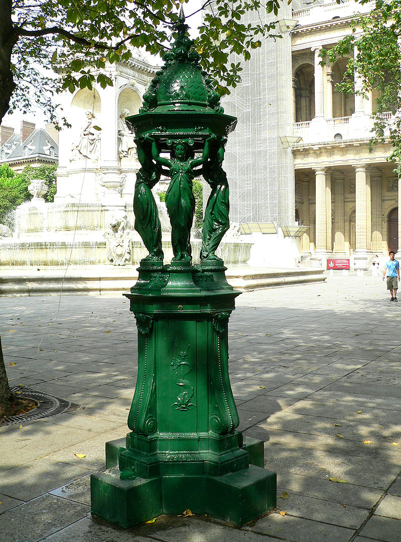 Фонтанчик Уоллеса на площади Сен-Сюльпис в 6-м округе Парижа