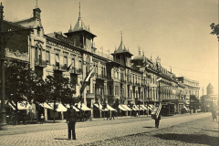 На первом плане здание Палас Отеля на Головинском проспекте (проспект Руставели) фото начала XX века