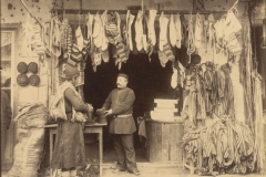Продавец шерстяных носков и войлочных шапок и покупатель.Фото Дмитрия Ермакова