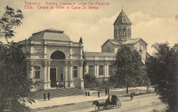 Церковь Кашвети и Зал Славы(слева)
