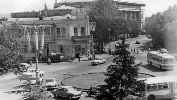 Справа - Грузинский филиал института марксизма-ленинизма при ЦК КПСС. Слева - здание, которое будет снесено при строительстве Почтамта.