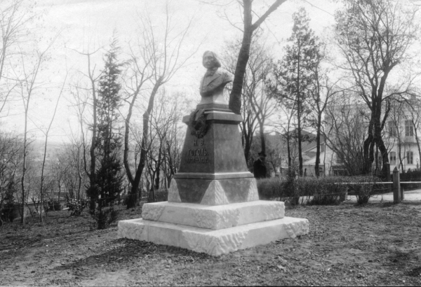 Памятник Гоголю (фотография Дмитрия Ермакова)