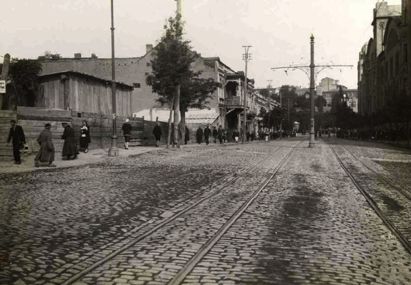 Ольгинская улица вид из центра. Слева Дом Мелик-Азарянца, напротив дома на месте которых стоит здание Академии Наук