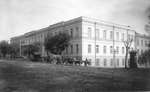 Здание Тифлисского кадетского корпуса (фотография Дмитрия Ермакова)